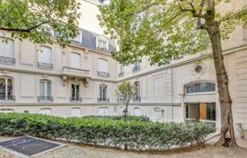 Spacious renovated apartment in a house with a parking and a garden, Paris, France for 1,360,000 €