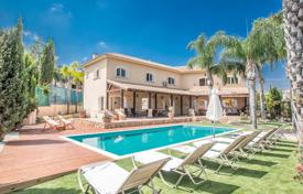 This stunning 5 bedroom villa is located in a lovely and peaceful area of Protaras, just a few minutes drive to the main Protaras for 1,800 € per week