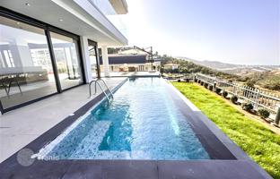 4-bedroom villa 475 m² in Kargicak for 73,297,000 TRY