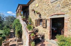 Restored farmhouse for sale in Valdichiana Tuscany for 750,000 €