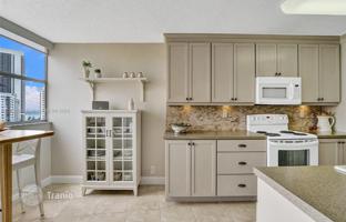 2-bedroom apartments in condo 132 m² in Hallandale Beach for $470,000