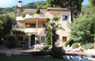 Beautiful sea view villa with a swimming pool and a garden in a quiet area, near beaches and the center of Lloret de Mar, Spain for 890,000 €