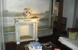 3 bedroom apartments for sale in Florence. Apartment in ancient style, with a terrace, in a historic building with an elevator, Florence, Italy 3 bedroom apartments for sale in Florence. Apartment in ancient style, with a terrace, in a historic building with an elevator, Florence, Italy