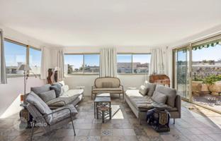Four-bedroom penthouse with large terraces and panoramic views in Cannes, France for 1,830,000 €