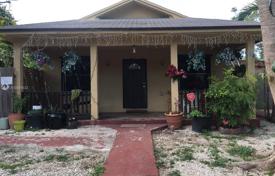 Small cottage with a plot and a terrace, Miami, USA for $1,350,000