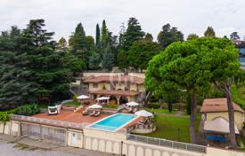 Dream villa with a pool, a garden and a tavern by the lake in Padenghe sul Garda, Italy for 11,800,000 €