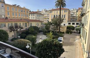Modern two-bedroom apartment in a building with a parking, Carre D'or, Nice, France for 665,000 €
