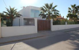 Cozy villa with a backyard, a swimming pool, a seating area and a terrace, Cabo Roig, Spain for 980,000 € Cozy villa with a backyard, a swimming pool, a seating area and a terrace, Cabo Roig, Spain for 980,000 €