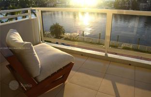 2-bedroom apartments in condo 97 m² in Miami Beach for $560,000