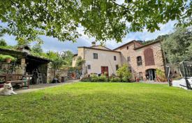 Portion of farmhouse with garden and olive grove in Tuscany for 530,000 €