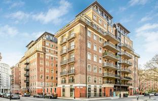 Two-bedroom flat with a parking in Westminster, London, UK for £885,000