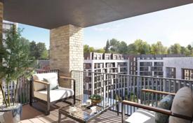 Two-bedroom apartment in a new residence with a garden, close to a railway station, London, UK for 598,000 €