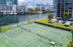 2-bedroom apartments in condo 105 m² in Hallandale Beach for $299,000