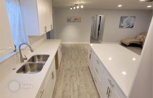 2-bedroom house 145 m² in Pembroke Pines for $450,000