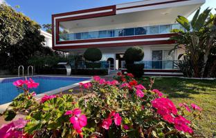 4-bedroom villa 350 m² in Kargicak for 37,759,000 TRY