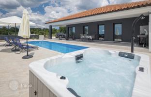2-room house 135 m² in Žminj for 400,000 €