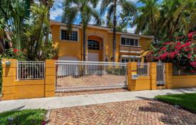 Corner cottage with a garage, a patio and a terrace, Miami, USA for $1,399,000