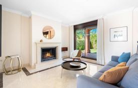 Front-line golf villa with 3 bedrooms and large private garden in Estepona for 734,000 €
