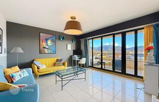 Stylish two-bedroom apartment with stunning views in the Carré d'Or, Nice, France for 798,000 €