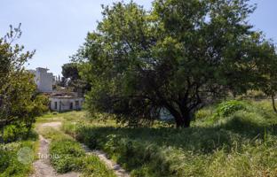 Land plot 1,350 m² in Athens for 990,000 €