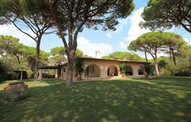 Spacious villa in the pine park, 300 meters from the beach, Roccamare, Italy for 9,800 € per week