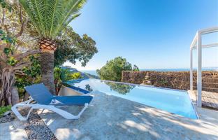 Luxury furnished villa with a swimming pool and a garden in a prestigious area of Benidorm, Spain for 1,550,000 €