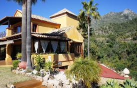 Cozy villa with a private garden, a pool, a garage and sea and mountain views, Marbella, Spain for 2,280,000 €