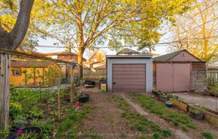 9-bedroom house in York for C$1,443,000