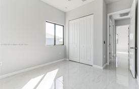 4-bedrooms townhome 238 m² in Cape Coral, USA for $400,000