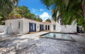 Spacious villa with a backyard, a swimming pool, a patio, two garages and a terrace, Key Biscayne, USA for $2,600,000