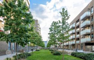 Two-bedroom apartment in a modern development with a garden and a gym, Canning Town, London, UK for £600,000