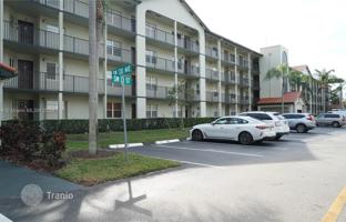 2-bedroom apartments in condo 103 m² in Pembroke Pines for $290,000