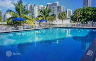 2-bedroom apartments in condo 100 m² in Hallandale Beach for $370,000