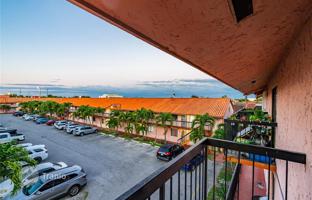 2-bedroom apartments in condo 98 m² in Hialeah for $285,000