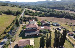 10-bedroom villa 32,755 m² in Monteverdi Marittimo for 945,000 €