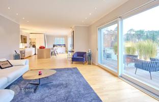 Three-bedroom apartment with a terrace in a house with a garden and a parking, Berlin, Germany for 2,050,000 €