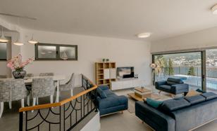 4-bedroom villa 236 m² in Njivice for 850,000 €