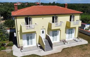 6-room house 244 m² in Umag for 690,000 €