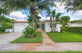 Cozy cottage with a backyard, a sitting area and a garage, Coral Gables, USA for $765,000