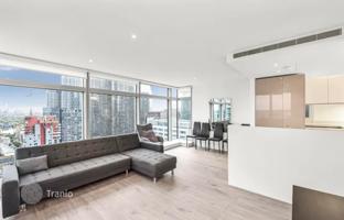 Two-bedroom apartment with a parking space in a residence with a swimming pool. a restaurant and a spa, Canary Wharf, London, UK for £655,000