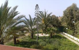 A lovely beachfront 3 bedroom property in Meneou with garden for 950,000 €