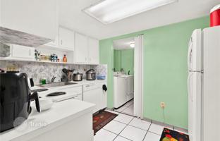 3-bedroom apartments in condo 103 m² in West End for $310,000