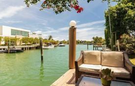 Renovated seaside villa with a private garden, a pool, a terrace and views of the bay, Miami Beach, USA for 5,529,000 €