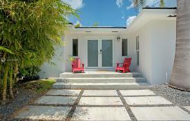 Comfortable cottage with a backyard and a recreation area, Miami Beach, USA for $1,675,000