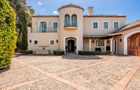 Elegant villa with lovely private south-facing gardens in the lower part of Sotogrande Alto for 2,995,000 €