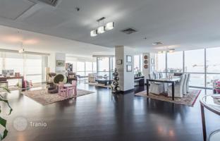Spacious beachfront penthouse with panoramic city and coast views, in a prestigious area, in the center of Dubai, UAE. Possible bargain! for $3,000,000