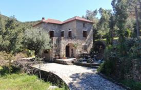 Traditional well-kept villa with a garden and mountain views in Kalamata, Peloponnese, Greece for 280,000 €