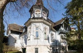 Houses for sale in Vienna. Century-old villa with a pool, a garden and a pond in Döbling, Vienna Houses for sale in Vienna. Century-old villa with a pool, a garden and a pond in Döbling, Vienna