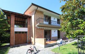 Villa with a landscaped garden and a jacuzzi in a quiet street, close to the beach, Forte dei Marmi, Italy. Price on request