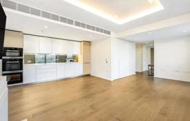 Three-bedroom apartment with a balcony and a parking space, London, UK for 828,000 €